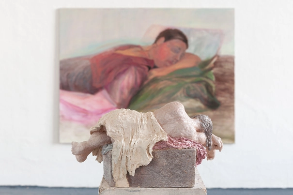 Ausstellungsansicht des Zusammenspiels der Formensprache der glasierten Keramik mit der figurativen und gestischen Malerei auf Leinwand. Beides auf einem Blick.