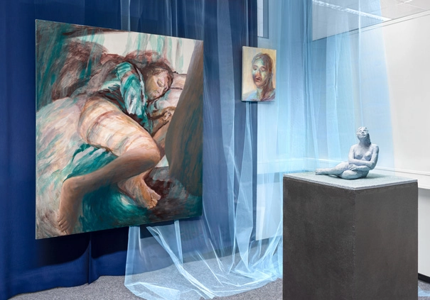 Experimenntelle Rauminstallation meiner beiden figurativen Bilder: ein Porträt und ein ganzkörper Bildnis – und meiner glasierten Keramik vor blauen Forhängen aus Stoffbahnen und Tüll. 