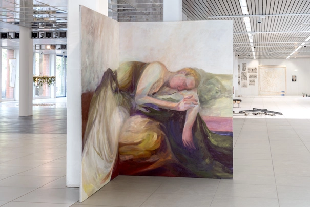 In der Galerie des Atelierhauses ES356 ist mein Diptychon mit schlafender Figur und Faltenwurf aufgestellt, installativ sind die beiden Leinwände im 90° Winkel zueinander aufgerichtet.